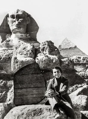 Ο Carl Sagan μπροστά στη Μεγάλη Σφίγγα της Γκίζας