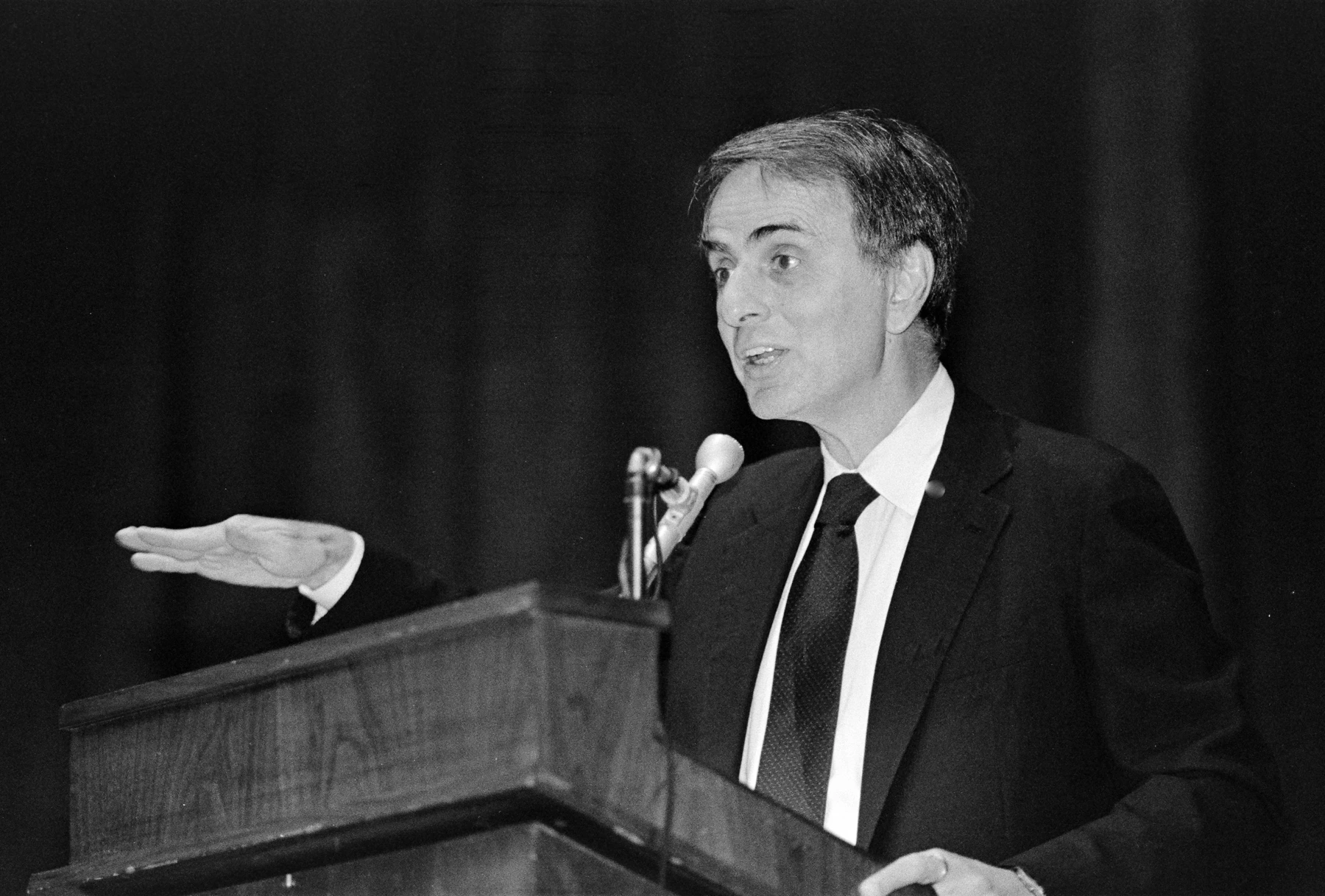 Ο Carl Sagan μιλά στο Πανεπιστήμιο Cornell, περίπου το 1987
