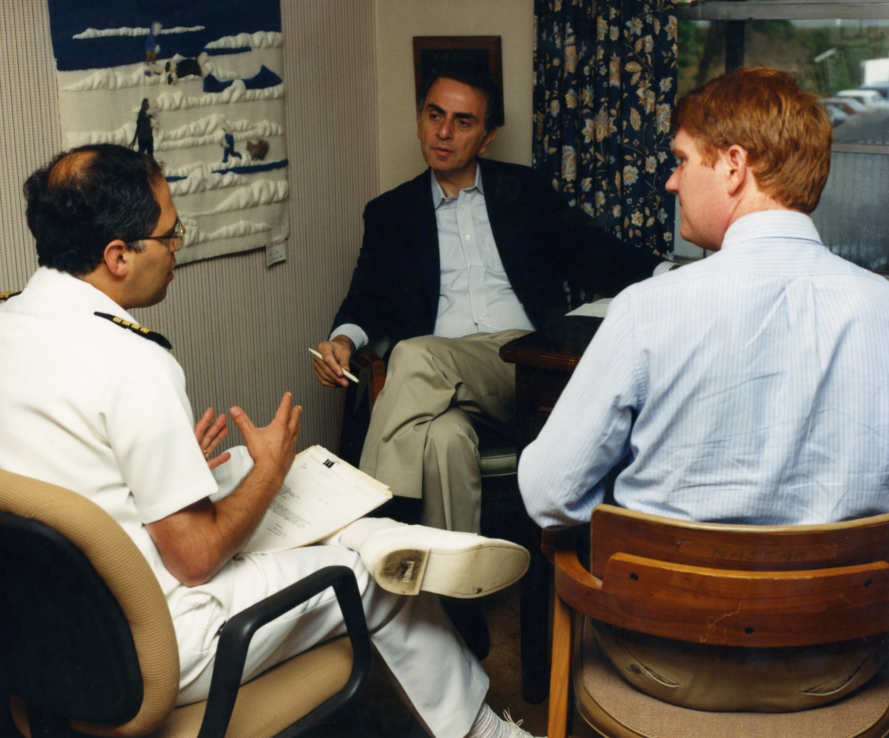 Ο Sagan με τους Harold W. Jaffe και W. Meade Morgan σε επίσκεψη στο CDC, το 1988