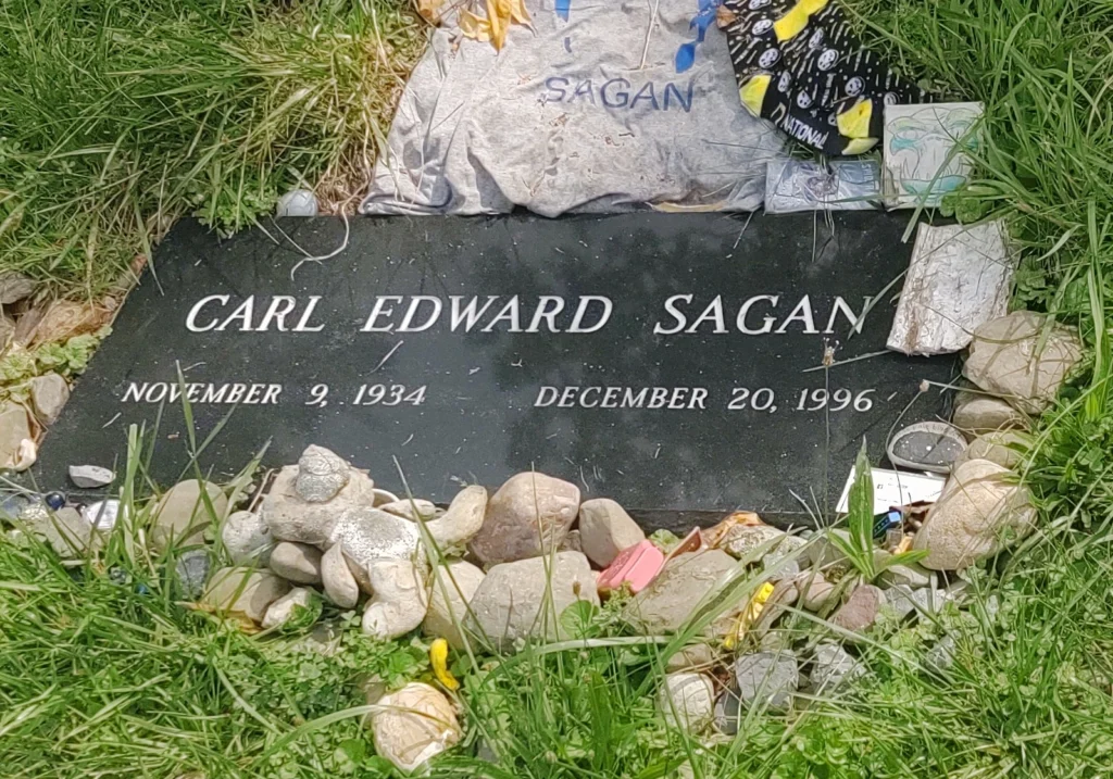 Ο τάφος του Carl Sagan στο Lake View Cemetery της Ιθάκης, στις 30 Αυγούστου 2019