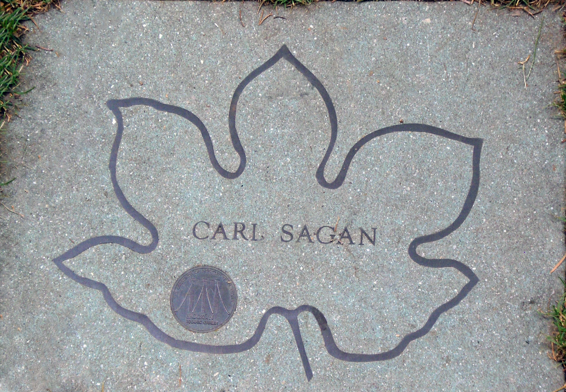 Αναμνηστική πλάκα για τον Sagan στον Βοτανικό Κήπο του Μπρούκλιν, φωτογραφημένη το 2007