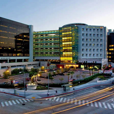Το κτίριο του νοσοκομείου Cedars-Sinai Medical Center στο Λος Άντζελες