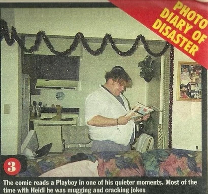 Ο Chris Farley σε κουζίνα, διαβάζοντας περιοδικό, σε απόκομμα έντυπου δημοσιεύματος.