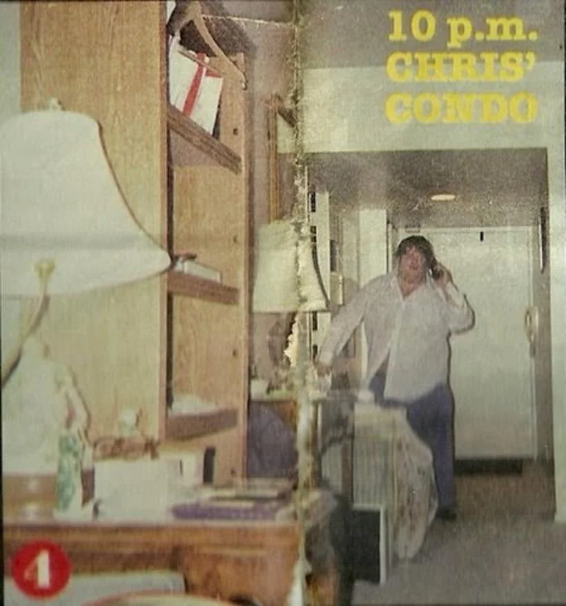 Ο Chris Farley όρθιος σε εσωτερικό χώρο, σε έντυπη φωτογραφία με την ένδειξη Chris’ Condo.