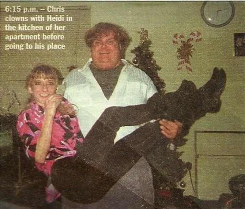Ο Chris Farley κρατά μια γυναίκα στα χέρια του μέσα σε κουζίνα.