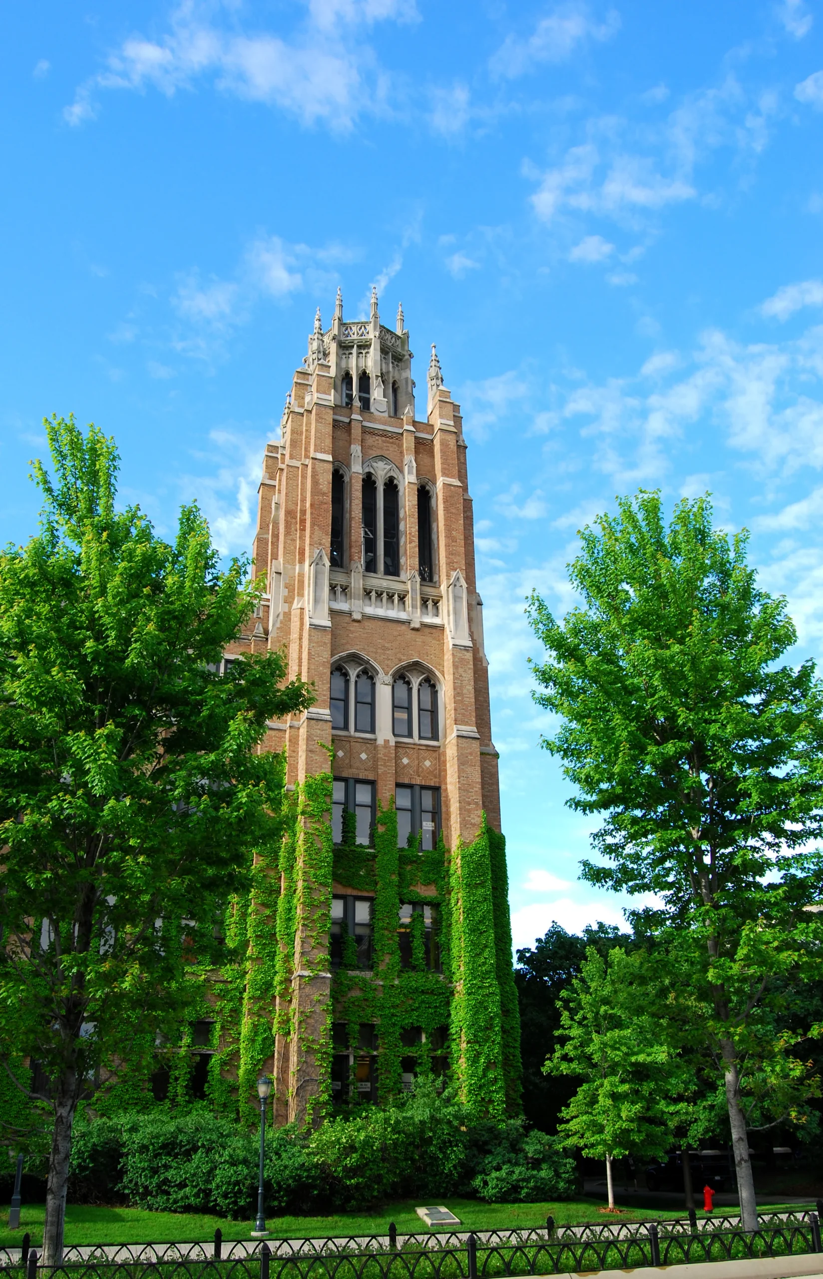 Το κτίριο Marquette Hall στην πανεπιστημιούπολη του Marquette University στο Μιλγουόκι.