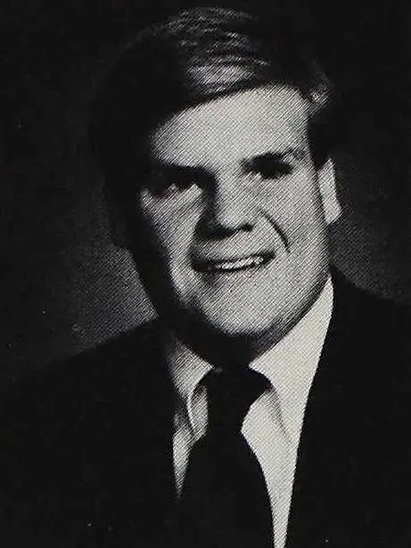 Ασπρόμαυρο σχολικό πορτρέτο του νεαρού Chris Farley από το 1982.