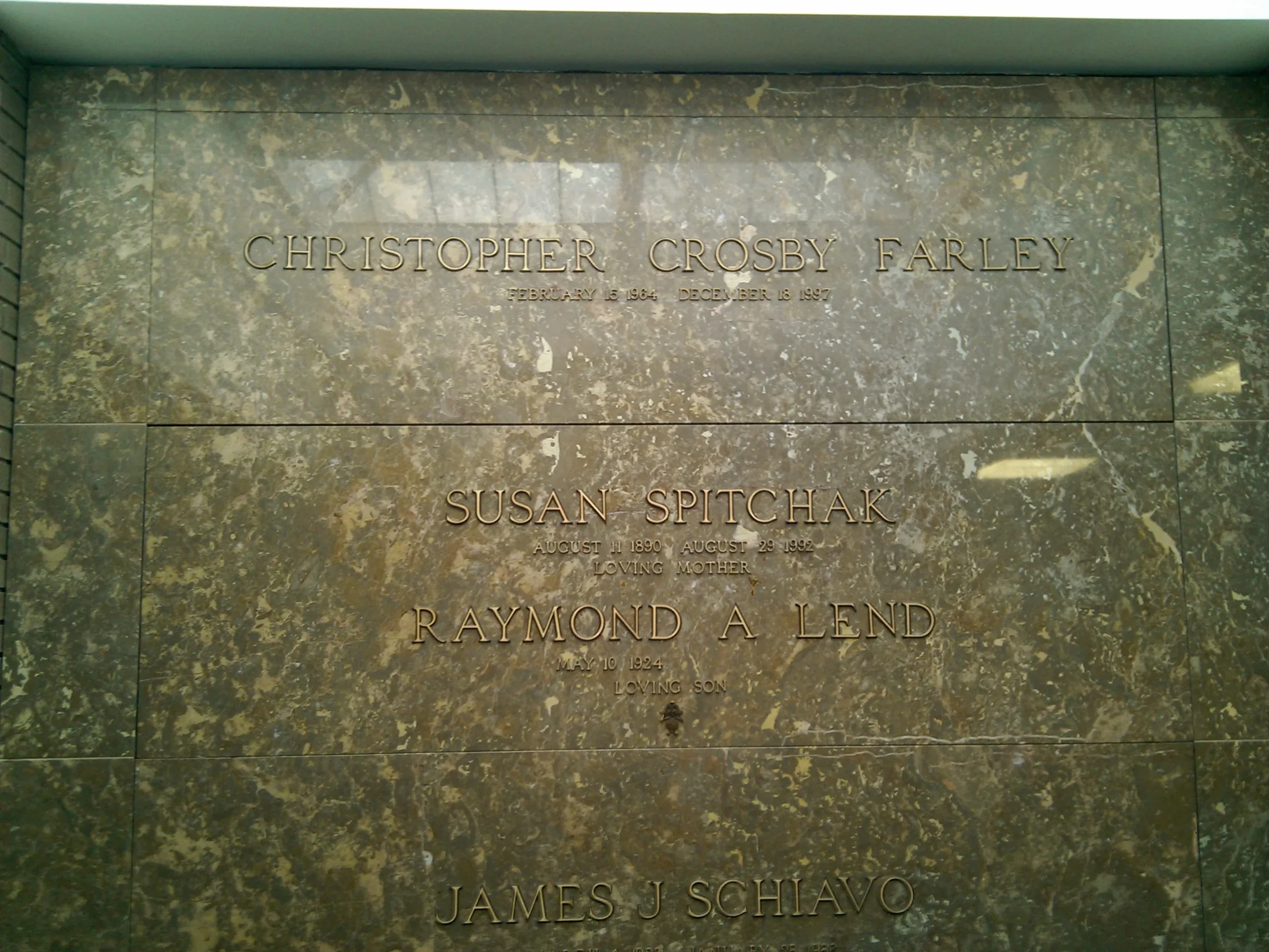 Η ταφική επιγραφή του Chris Farley στο Resurrection Cemetery του Μάντισον.