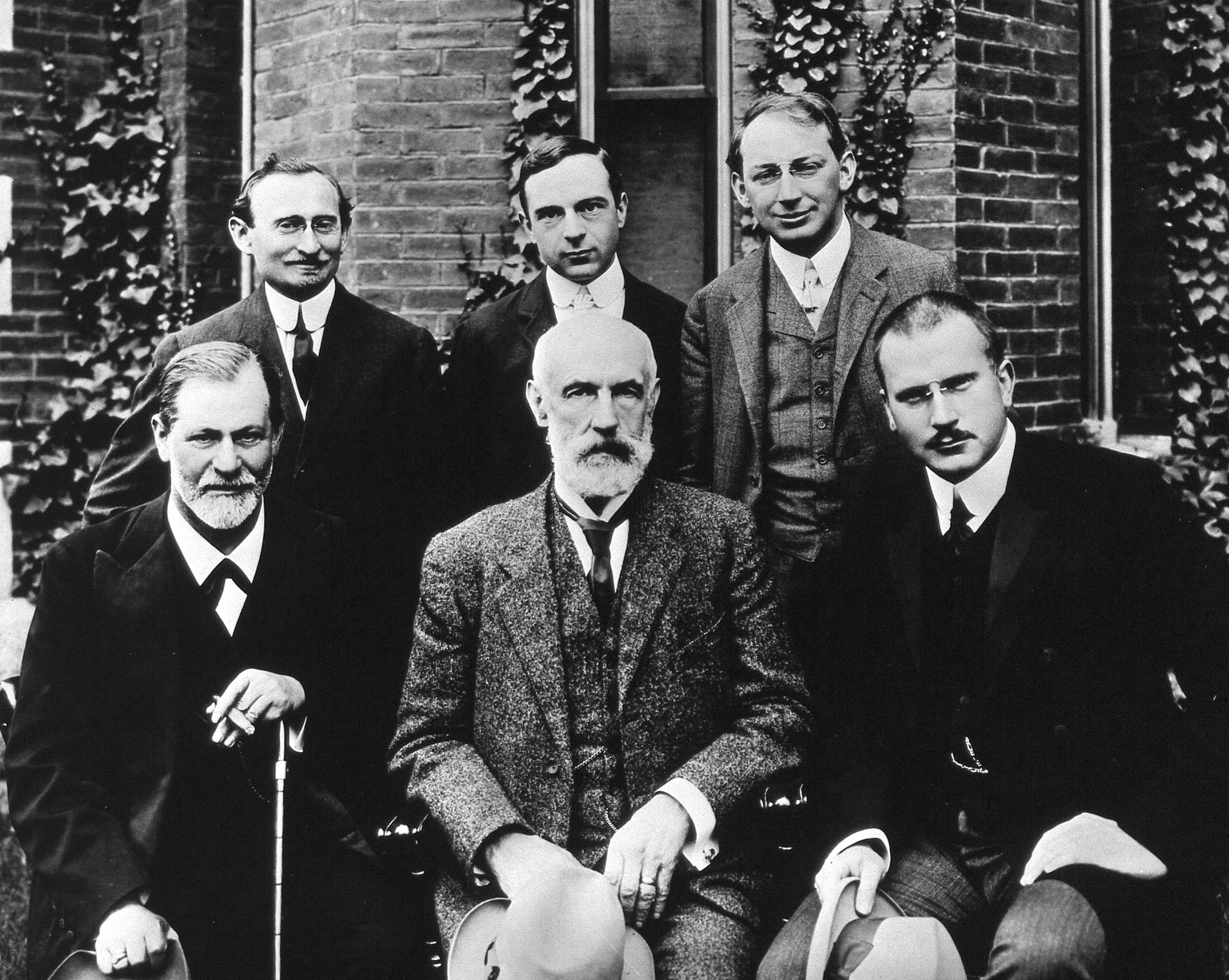 Ομαδική φωτογραφία στο Clark University το 1909 με τον Freud, τον Jung και τον Ferenczi