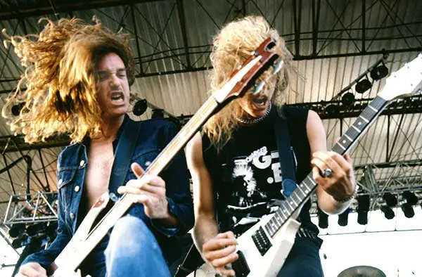 Ο Κλιφ Μπάρτον και ο James Hetfield σε ζωντανή εμφάνιση.