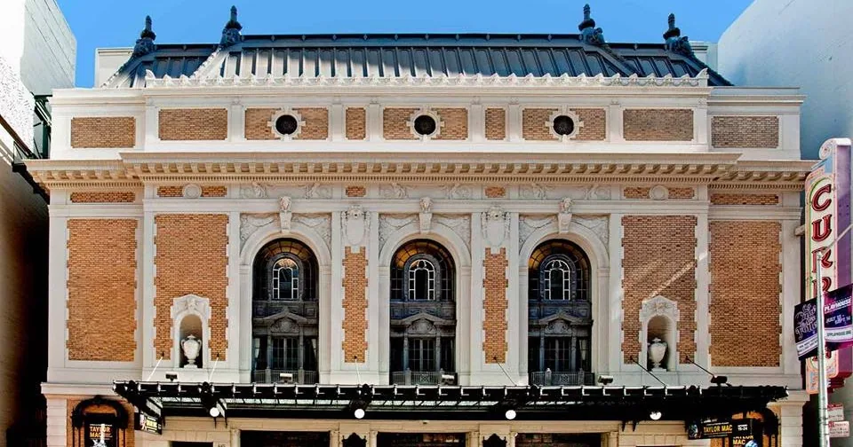 Η πρόσοψη του Curran Theatre στο Σαν Φρανσίσκο, με τούβλινη τοιχοποιία και τρία τοξωτά παράθυρα