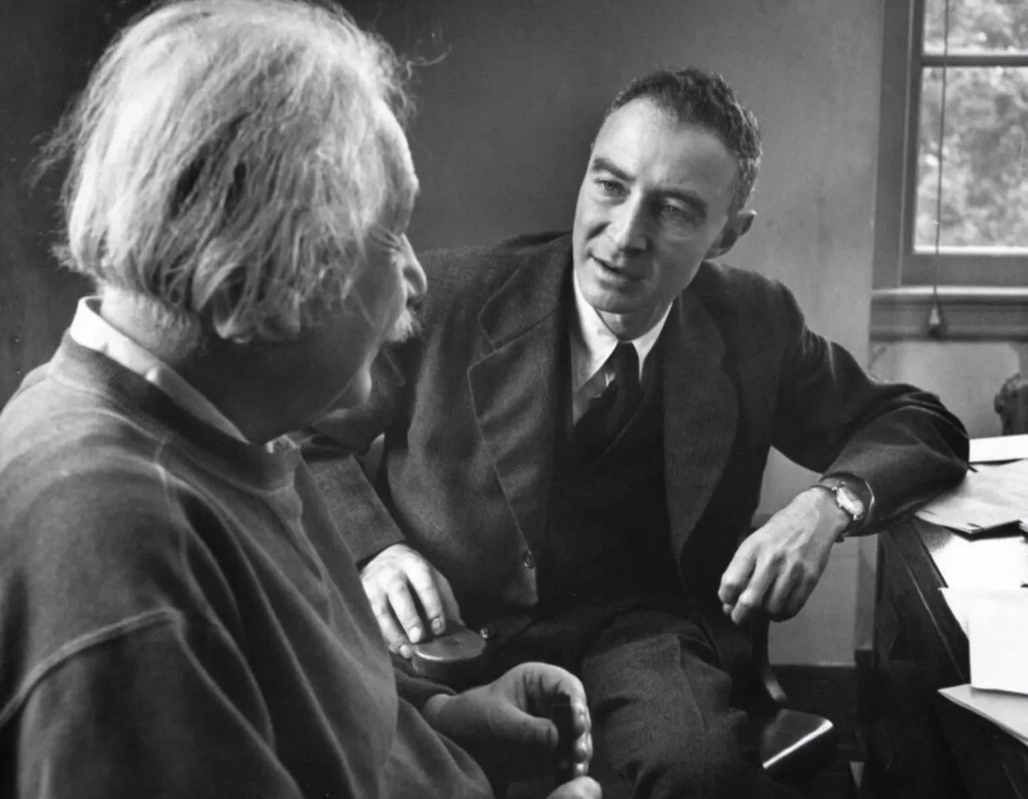 Ο Albert Einstein και ο J. Robert Oppenheimer μπροστά από κτίριο του Institute for Advanced Study το 1947