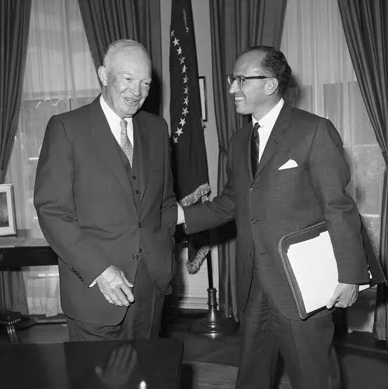 Ο πρόεδρος Eisenhower με τον Jonas Salk στην τελετή του Κήπου των Ροδών τον Απρίλιο του 1955