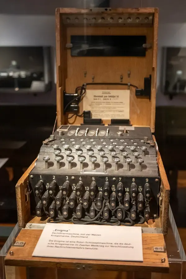 Μηχανή κρυπτογράφησης Enigma με πληκτρολόγιο, ρότορες και πίνακα βυσμάτων