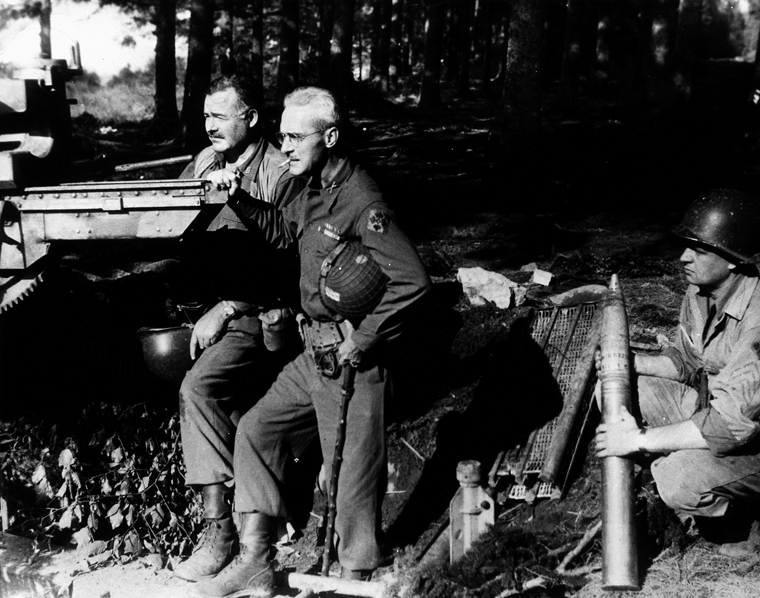 Ο Έρνεστ Χέμινγουεϊ με τον συνταγματάρχη Charles Buck Lanham και έναν ακόμη στρατιώτη, σε υπαίθριο χώρο.