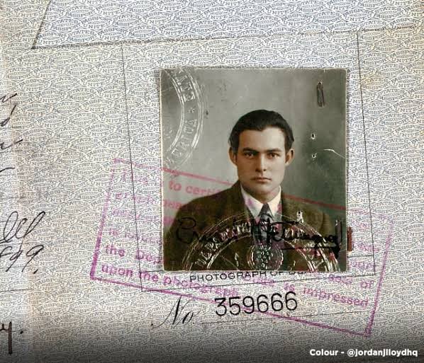 Η φωτογραφία του Έρνεστ Χέμινγουεϊ σε σελίδα διαβατηρίου με επίσημη σφραγίδα.