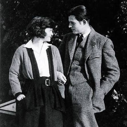 Ο νεαρός Έρνεστ Χέμινγουεϊ και η Hadley Richardson όρθιοι δίπλα δίπλα.