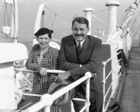 Ο Έρνεστ Χέμινγουεϊ και η Pauline Pfeiffer στο κιγκλίδωμα επιβατικού πλοίου.