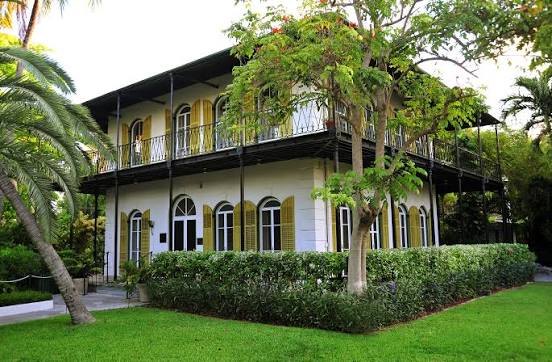 Η διώροφη κατοικία του Χέμινγουεϊ στο Key West, με μπαλκόνι και τροπική βλάστηση.