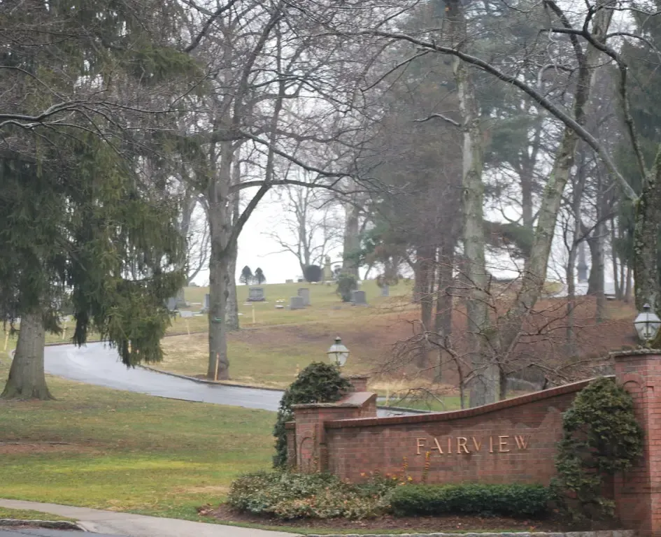 Η είσοδος του νεκροταφείου Fairview στο Westfield του New Jersey