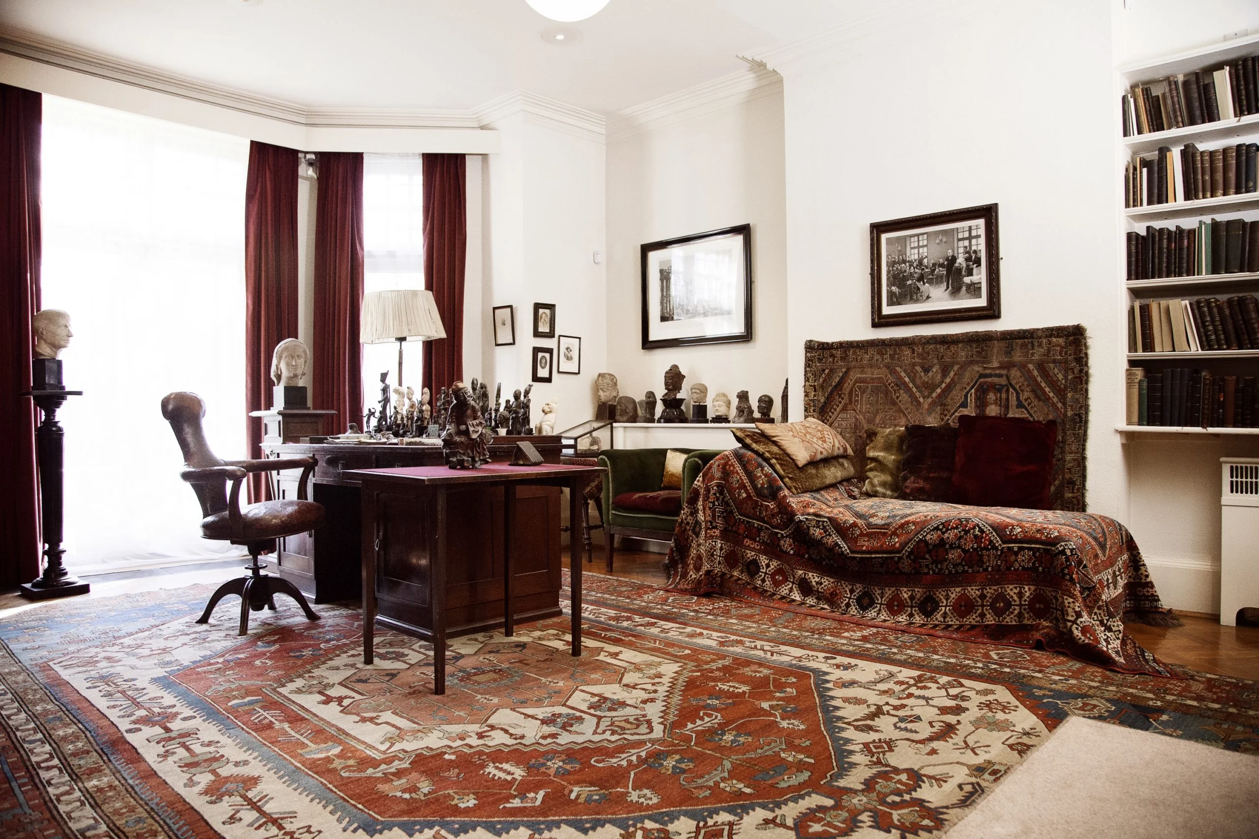Το γραφείο και ο καναπές του Sigmund Freud στο Freud Museum του Λονδίνου