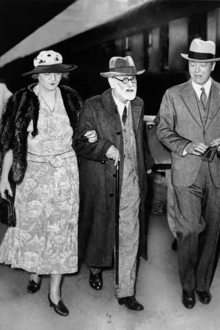 Ο Sigmund Freud στο Παρίσι τον Ιούνιο του 1938, στον δρόμο προς το Λονδίνο