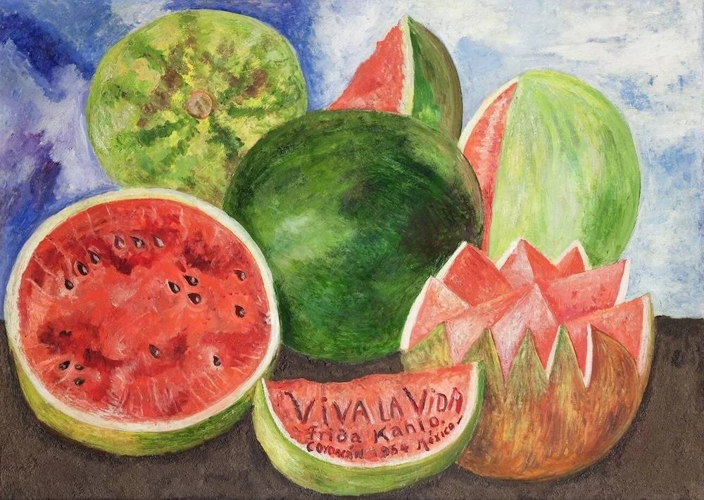 Ο πίνακας Viva la Vida της Frida Kahlo: ολόκληρα και κομμένα καρπούζια, με την επιγραφή «Viva la Vida, Frida Kahlo, Coyoacán 1954 México» πάνω στη σάρκα ενός κομματιού