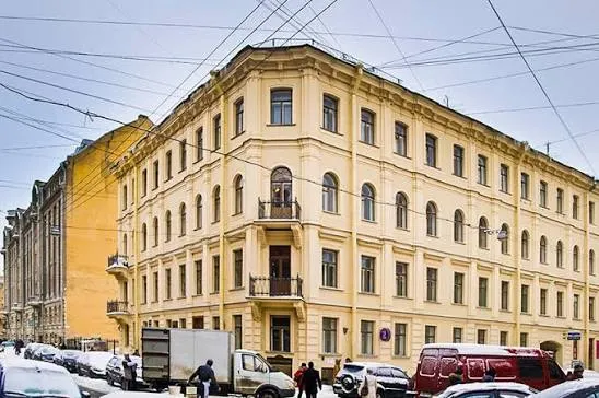 Το γωνιακό κτίριο του Μουσείου Ντοστογιέφσκι στην οδό Κουζνέτσνι, σε χειμερινή άποψη.
