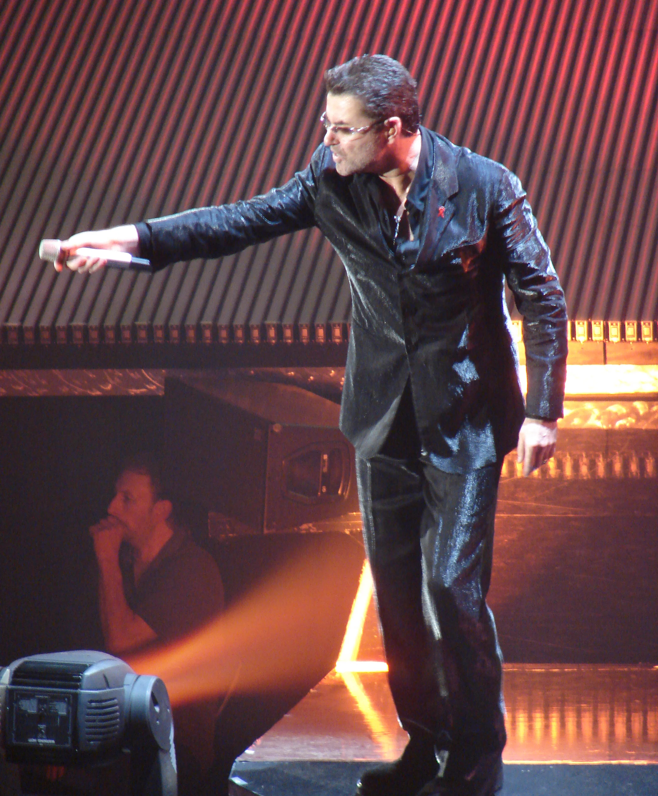 Ο George Michael στη σκηνή του Sportpaleis της Αμβέρσας στην περιοδεία 25 Live.