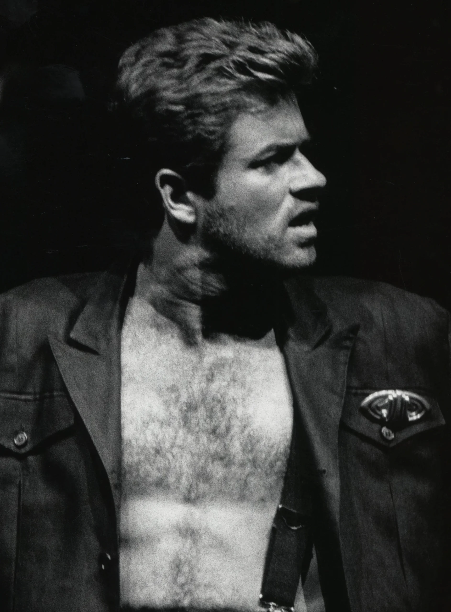 Ασπρόμαυρη φωτογραφία του George Michael στη σκηνή, στην περιοδεία Faith το 1988.
