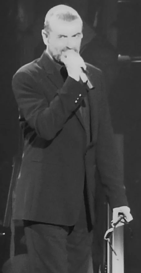 Ο George Michael τραγουδά με μικρόφωνο στη Symphonica, στη Νίκαια το 2011.