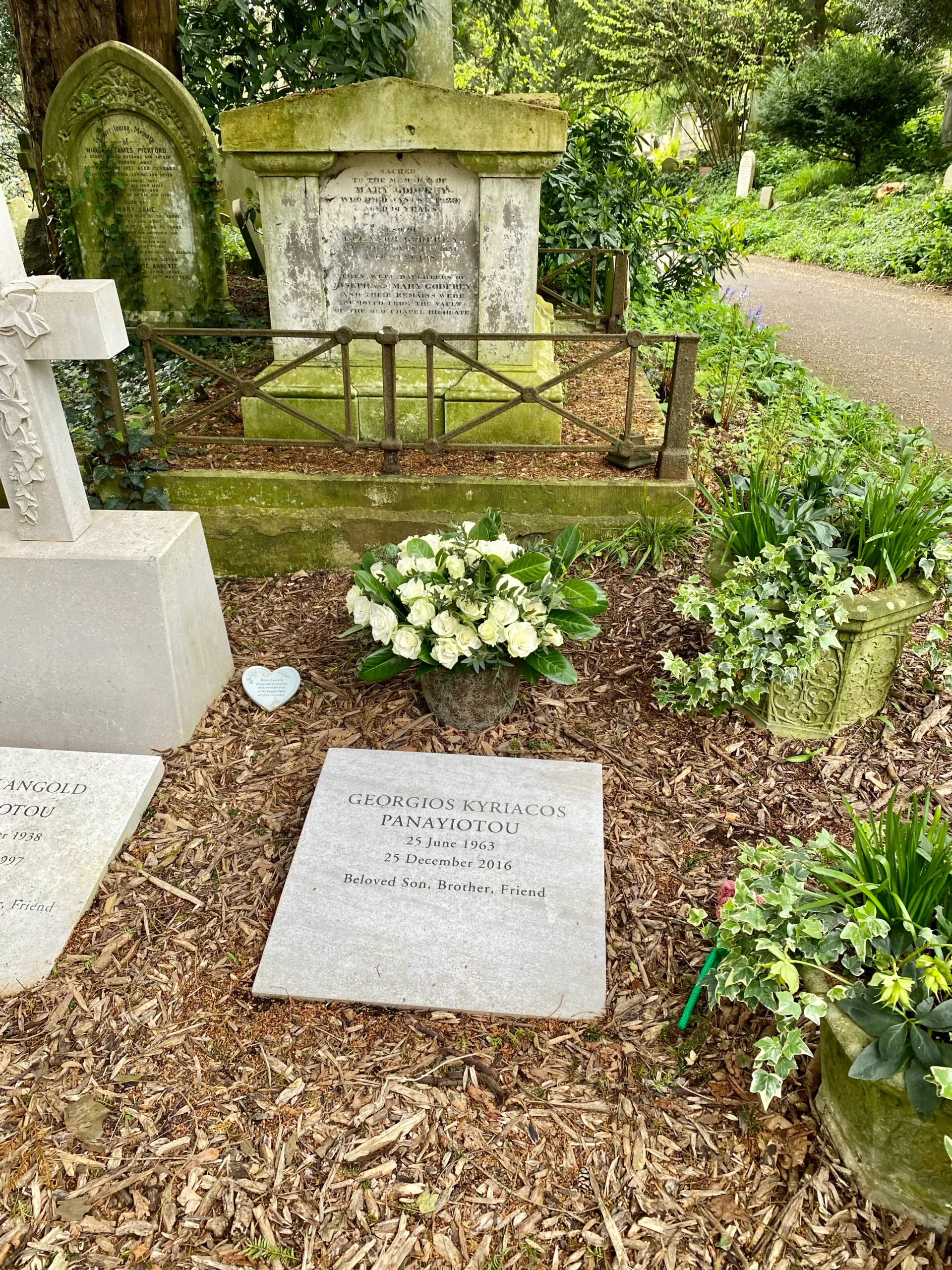 Η επιτύμβια πλάκα του George Michael στο δυτικό τμήμα του Highgate Cemetery.