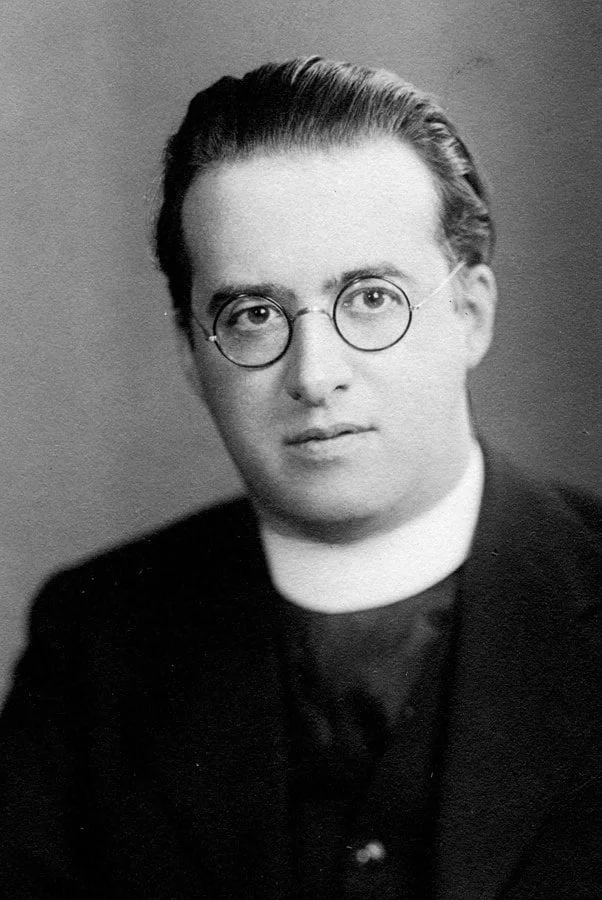 Πορτρέτο του Georges Lemaître, του Βέλγου ιερέα και κοσμολόγου που πρότεινε το 1927 το σύμπαν που διαστέλλεται