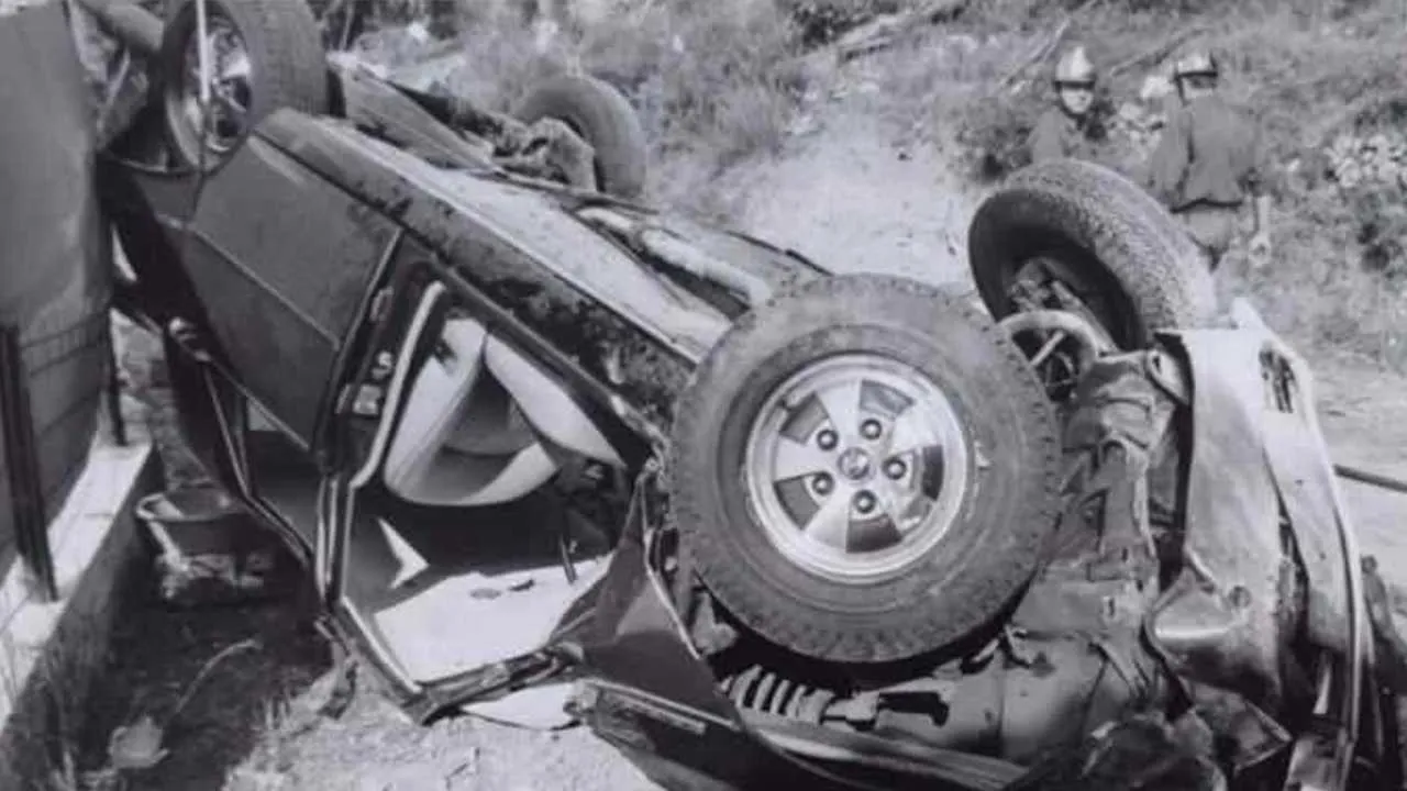Το διαλυμένο Rover P6 της Grace Kelly στην πλαγιά μετά το τροχαίο του 1982