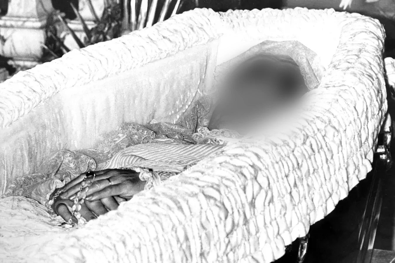 Η σορός της Grace Kelly σε λευκό ανοιχτό φέρετρο, με σταυρωμένα χέρια και ροζάριο, στο πριγκιπικό ανάκτορο του Μονακό