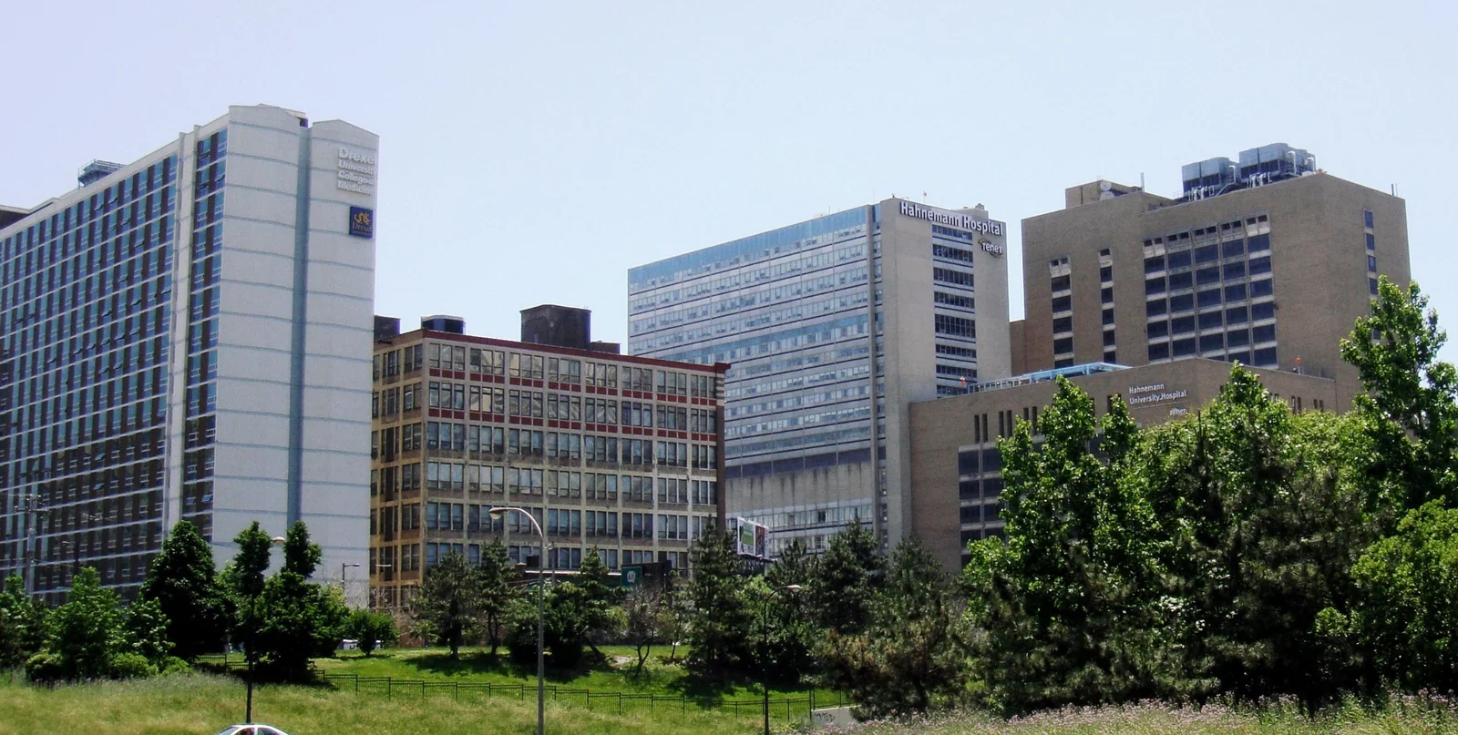 Κτίρια του Hahnemann University Hospital στη Φιλαδέλφεια, με το Drexel University College of Medicine στα αριστερά και δέντρα μπροστά
