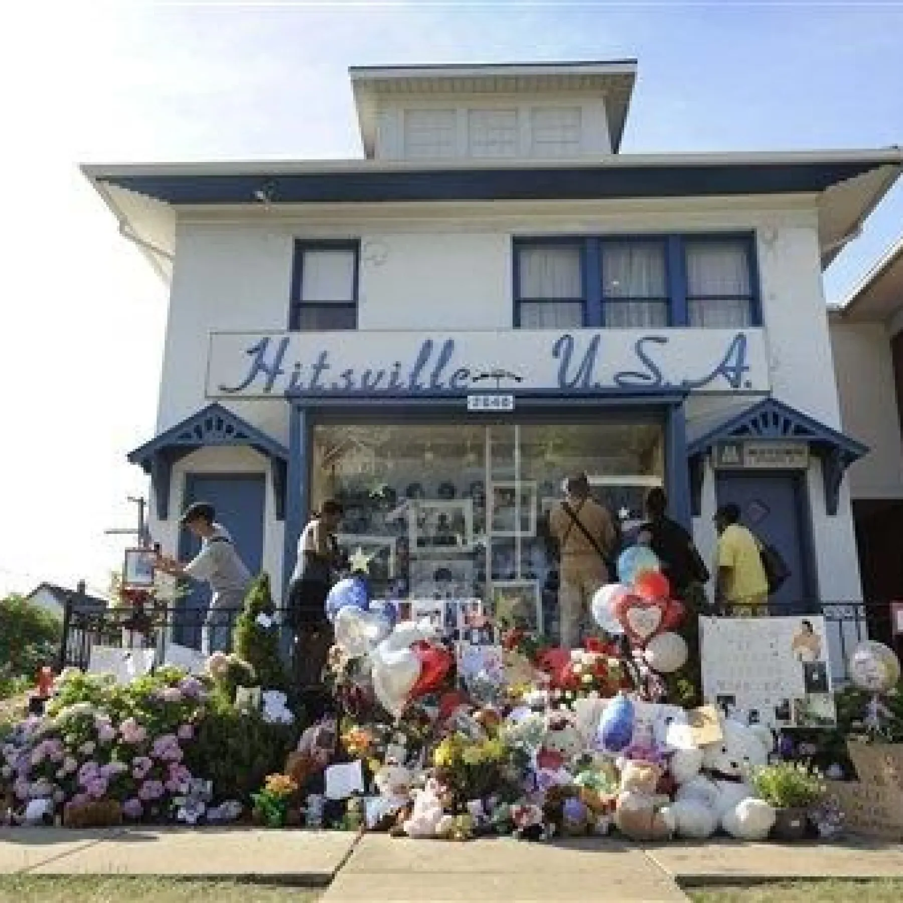 Θαυμαστές και αναμνηστικά έξω από το Hitsville U.S.A., το πρώην αρχηγείο της Motown στο Ντιτρόιτ