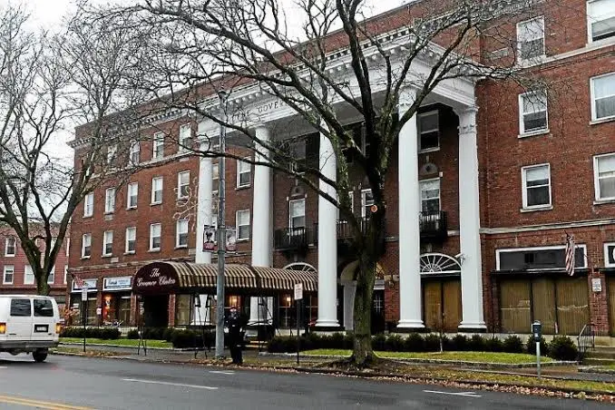 Η πρόσοψη του Hotel Governor Clinton στη Μανχάταν