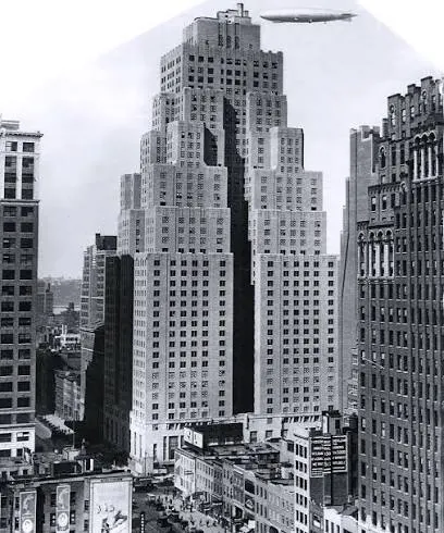 Το ψηλό κτίριο του ξενοδοχείου New Yorker στη Μανχάταν, με το όνομα του ξενοδοχείου στην κορυφή