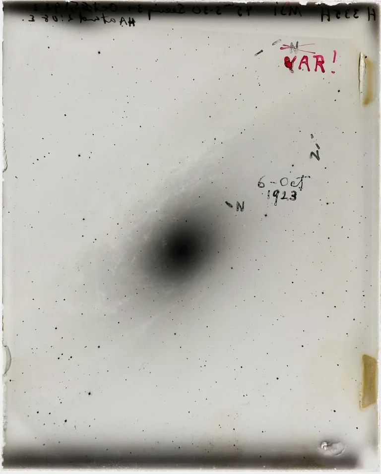 Η γυάλινη φωτογραφική πλάκα του Edwin Hubble του 1923 με την Ανδρομέδα και το σημείωμα VAR!