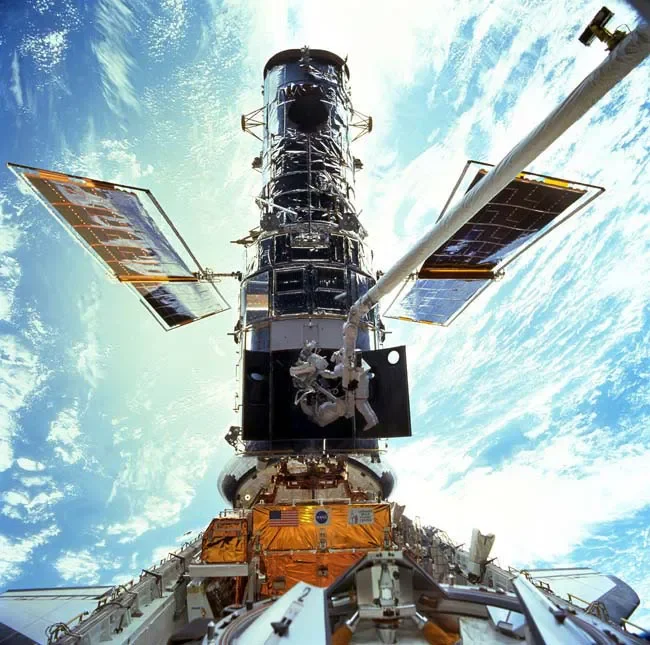 Το διαστημικό τηλεσκόπιο Hubble σε τροχιά γύρω από τη Γη