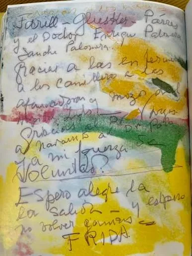 Σελίδα του ημερολογίου της Frida Kahlo με χειρόγραφο κείμενο πάνω σε κίτρινο, πράσινο και μπλε υδατογραφικό φόντο, που κλείνει με τη φράση «Espero alegre la salida» και την υπογραφή Frida