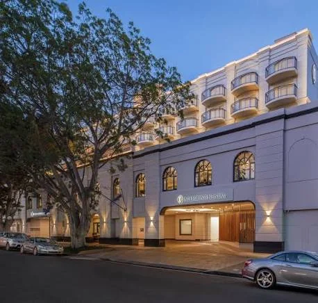 Η πρόσοψη του ξενοδοχείου InterContinental στο Double Bay του Σίδνεϊ το σούρουπο, με φωτισμένα μπαλκόνια