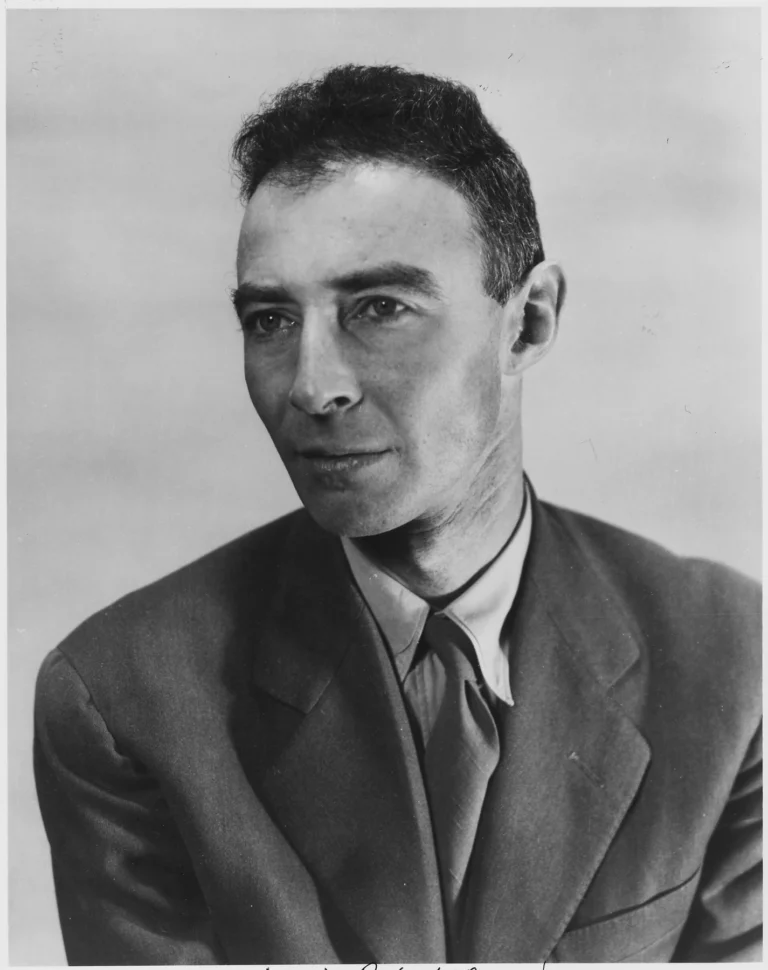 Ο J. Robert Oppenheimer σε αρχειακό πορτρέτο της περιόδου του Manhattan Project, περίπου το 1944.