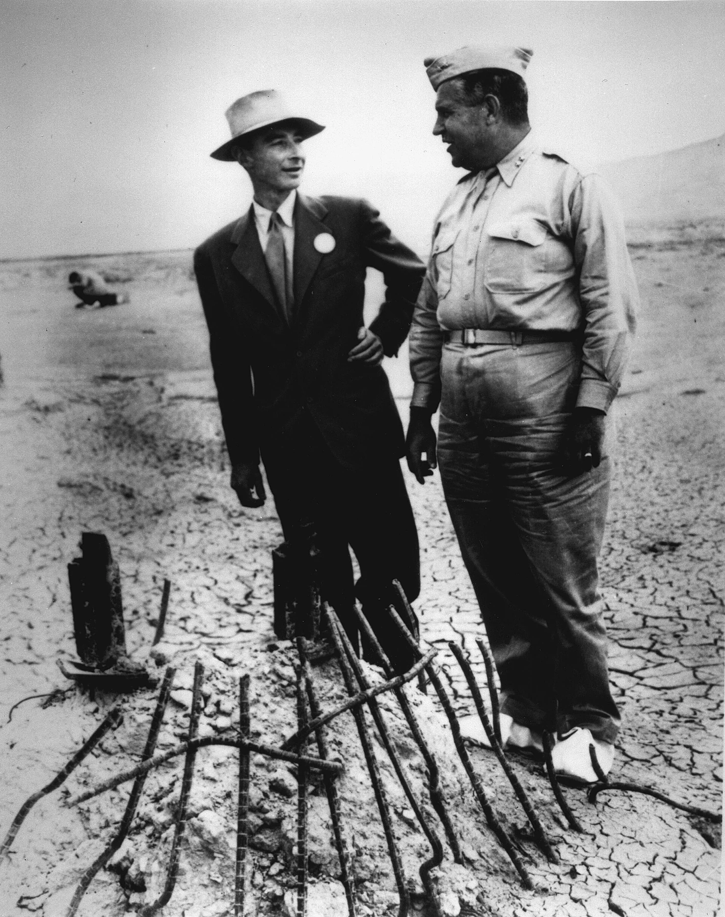 Ο Oppenheimer και ο Leslie Groves στα κατάλοιπα του πύργου της Trinity