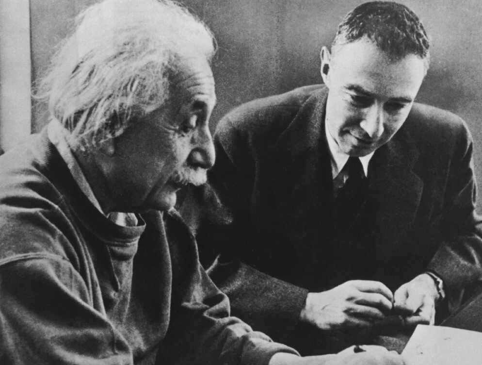 Ο Albert Einstein με τον Oppenheimer στο Institute for Advanced Study