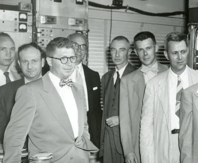Ο Lewis Strauss και ο Oppenheimer με επιστήμονες και μηχανικούς