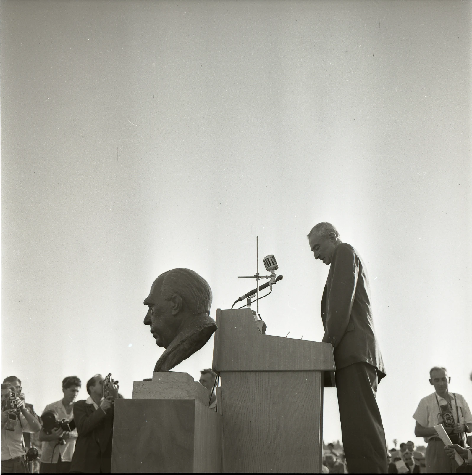Ο Oppenheimer σε ομιλία στο Weizmann Institute το 1958