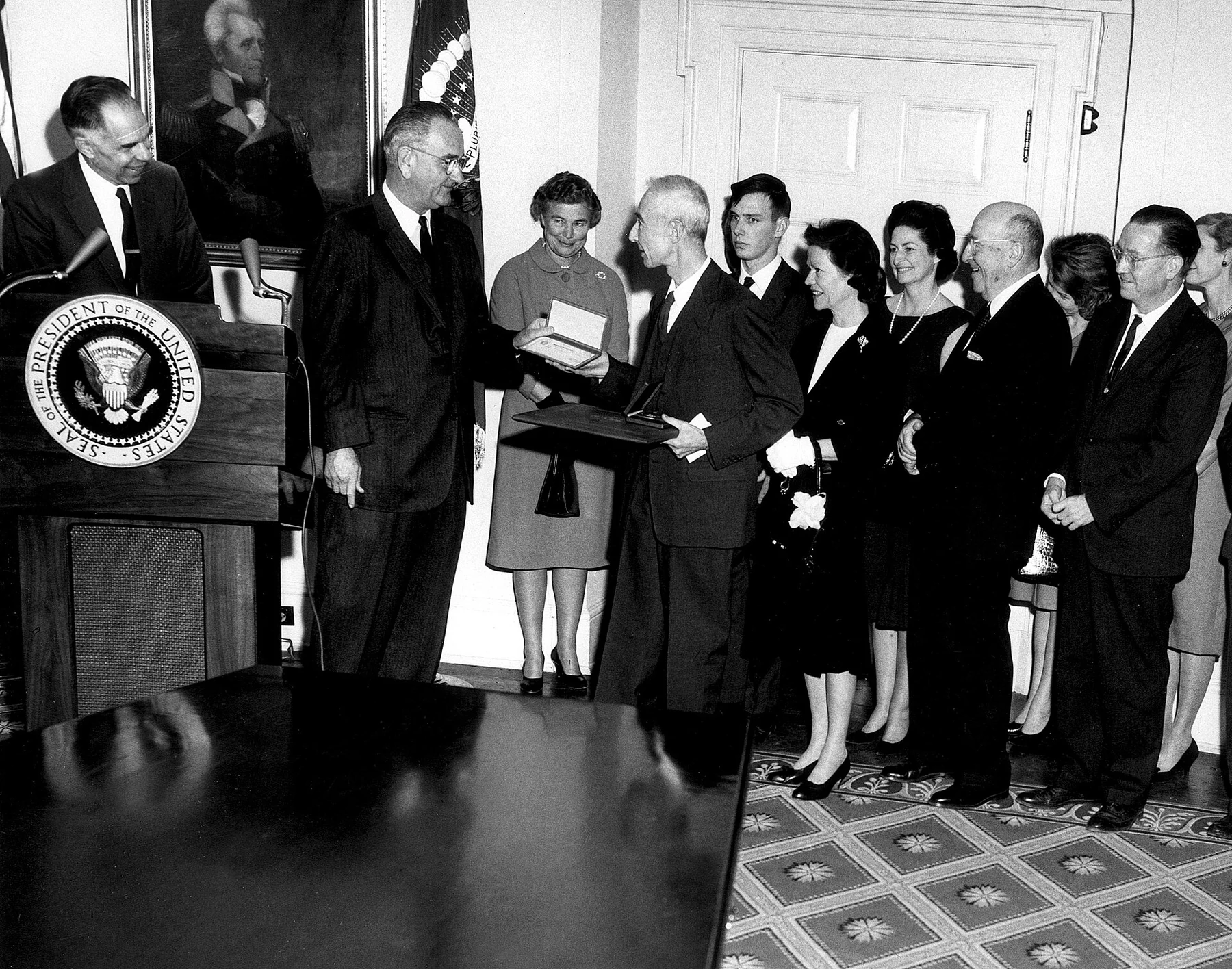 Απονομή του Enrico Fermi Award στον Oppenheimer το 1963