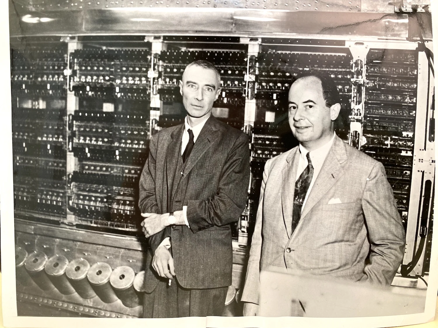 Ο Oppenheimer και ο John von Neumann μπροστά στον υπολογιστή του IAS το 1952